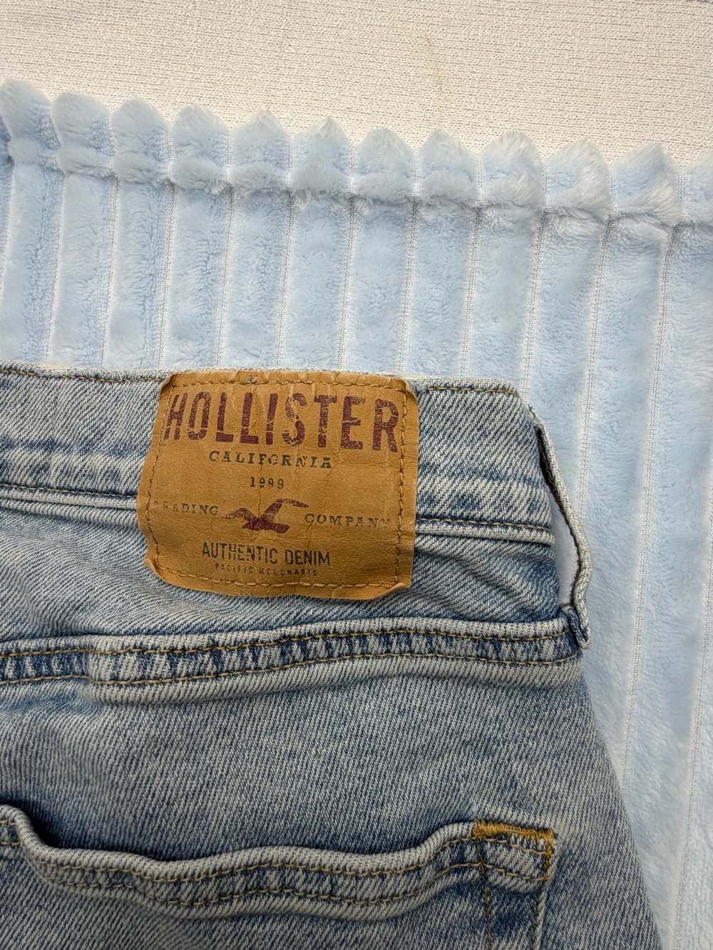 Hollister Light Blue Straight-Leg Jeans - Picture 10 of 10